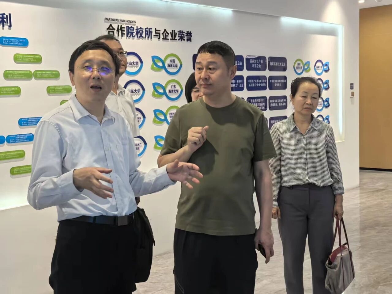 海南省統(tǒng)計(jì)局黨組書(shū)記、局長(zhǎng)楊雷到晨海水產(chǎn)調(diào)研——共探漁業(yè)發(fā)